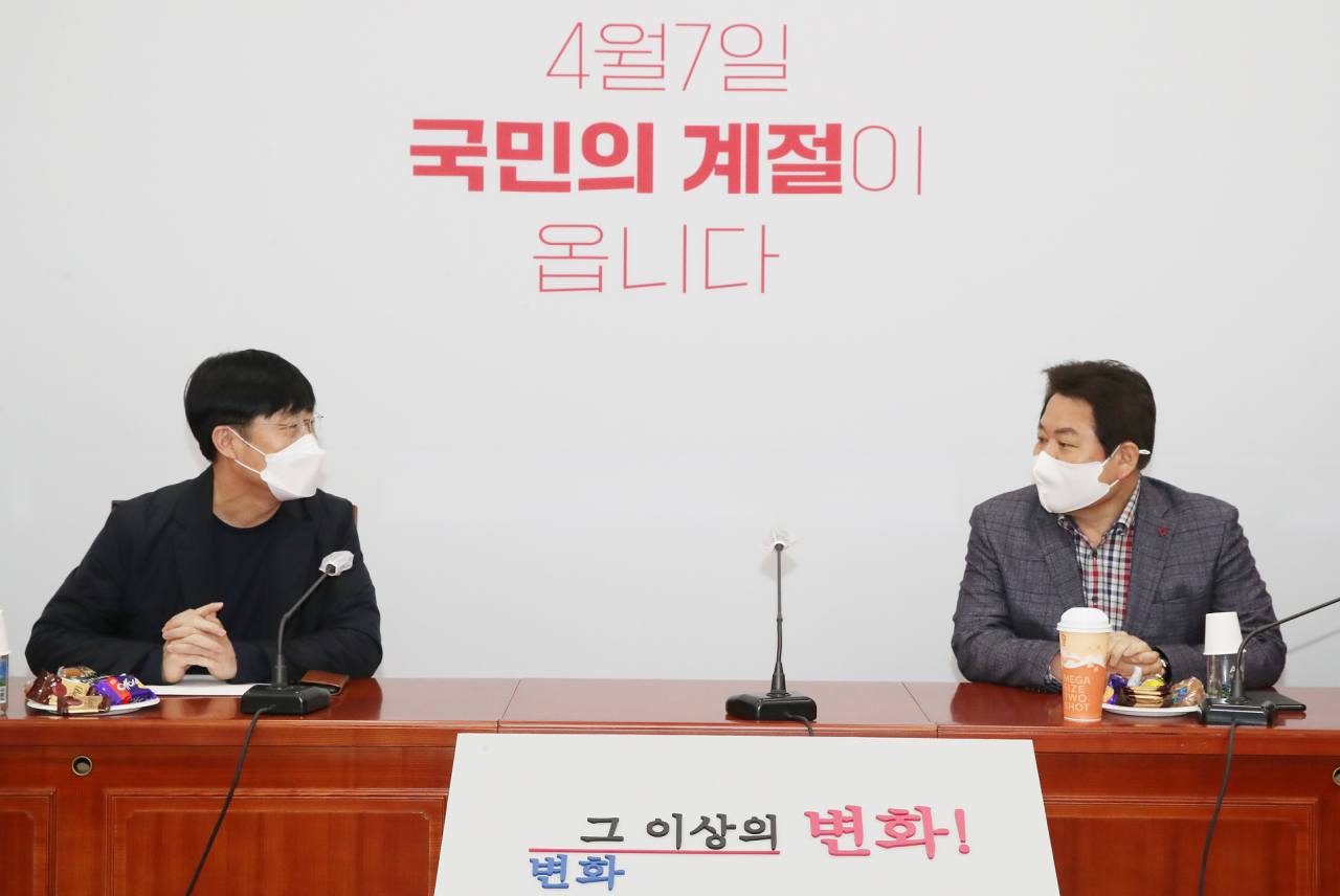 정양석 국민의힘 사무총장(오른쪽)과 이태규 국민의당 사무총장이 21일 오전 서울 여의도 국회에서 열린 오세훈-안철수 서울시장 후보 단일화 양당 실무협상단 회의에 참석하고 있다. [연합]