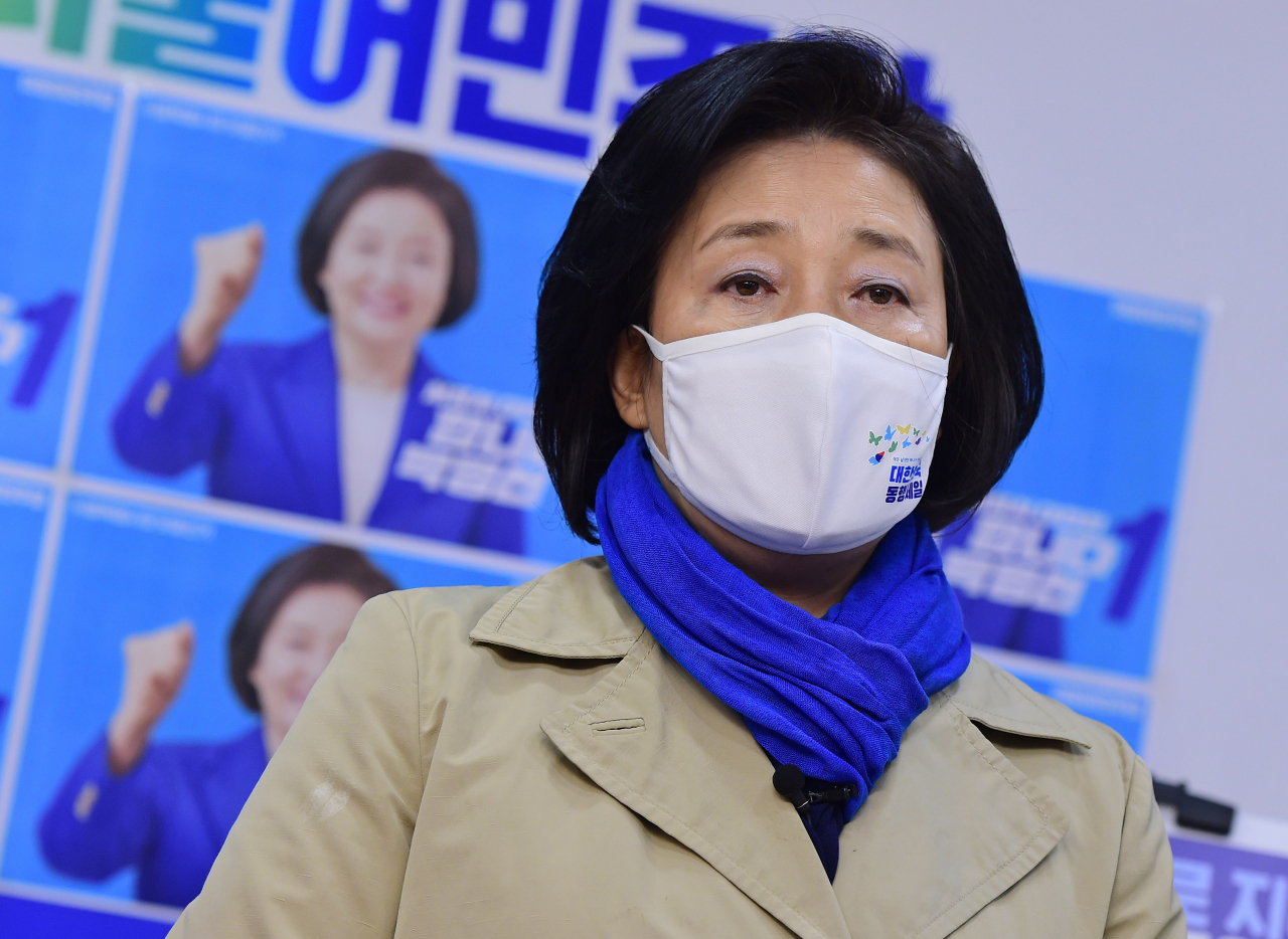 더불어민주당 박영선 서울시장 후보가 21일 서울 서초구 반포쇼핑타운에 위치한 민주당 서초(갑) 지역위원회 사무실에서 '서초구 지역공약'을 발표하고 있다. [연합]