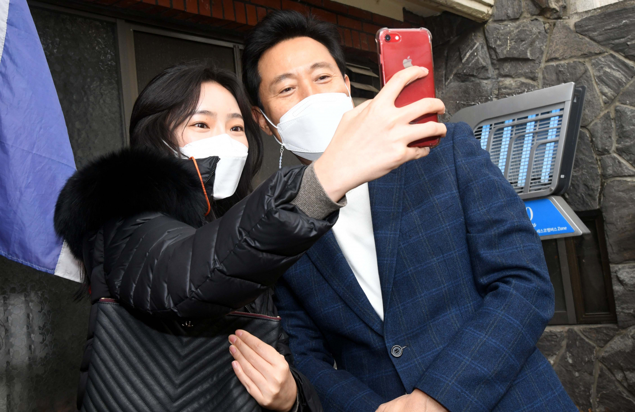 오세훈 국민의힘 서울시장 후보가 21일 서울 홍대앞 거리를 걸으며 시민과 사진찍고 있다. [연합]