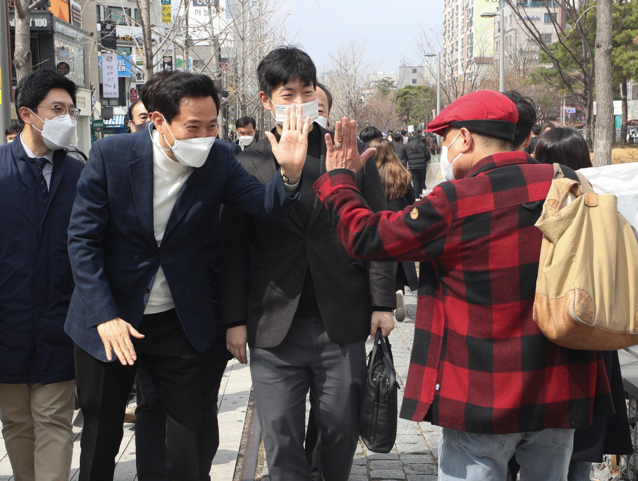 오세훈 국민의힘 서울시장 후보가 21일 오후 서울 마포구 경의선숲길을 방문, 시민들과 인사하고 있다. [연합]