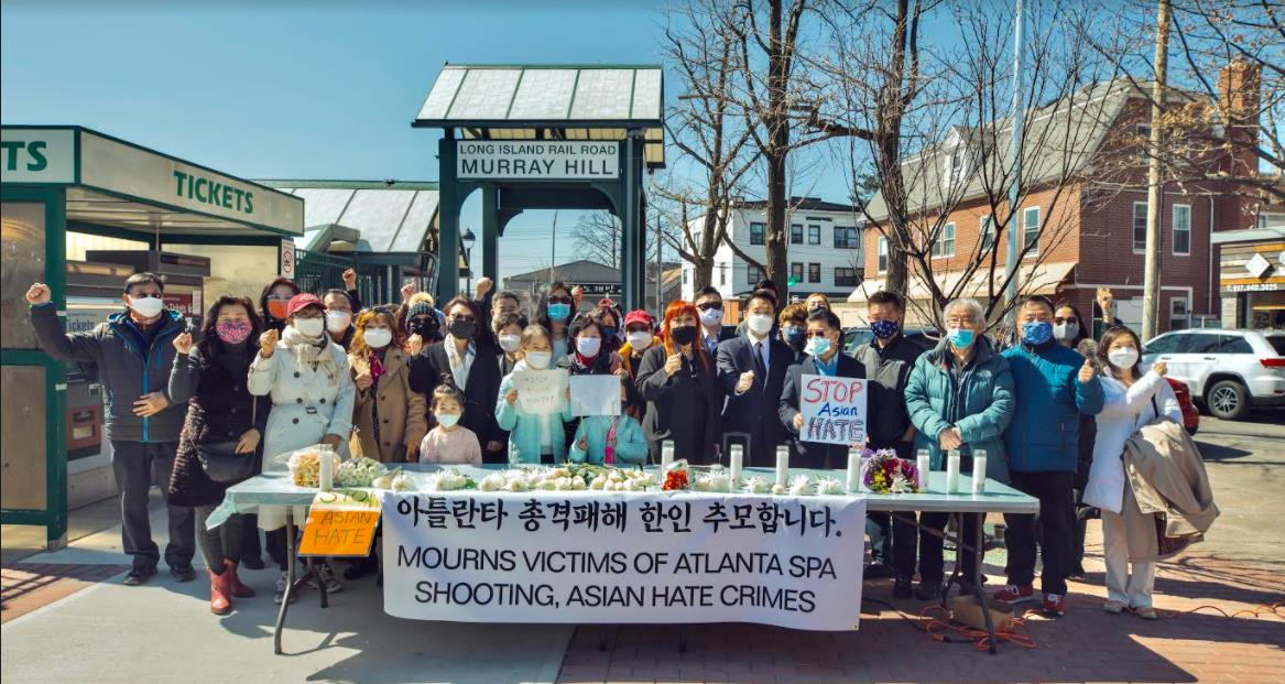미국 뉴욕한인학부모협회가 20일(현지시간) 뉴욕 퀸스의 머리힐역 광장에서 애틀랜타 총격 사건 추모 기자회견을 열어 "경찰이 확실히 인종차별 범죄임을 파악하고 공정히 수사하도록 하라"고 촉구하고 있다. [뉴욕한인학부모협회 제공]