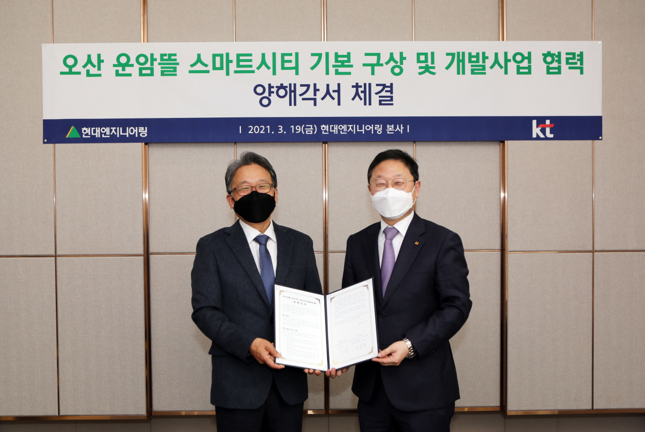 현대엔지니어링과 KT가 경기 오산의 운암뜰 스마트시티 개발 협력 양해각서(MOU)를 지난 19일 체결했다. 서울 종로구 현대엔지니어링 계동 사옥에서 김창학 현대엔지니어링 대표이사(왼쪽)와 신수정 KT 엔터프라이즈 부문장이 MOU를 맺은 뒤 기념사진을 찍고 있다. [현대엔지니어링 제공]