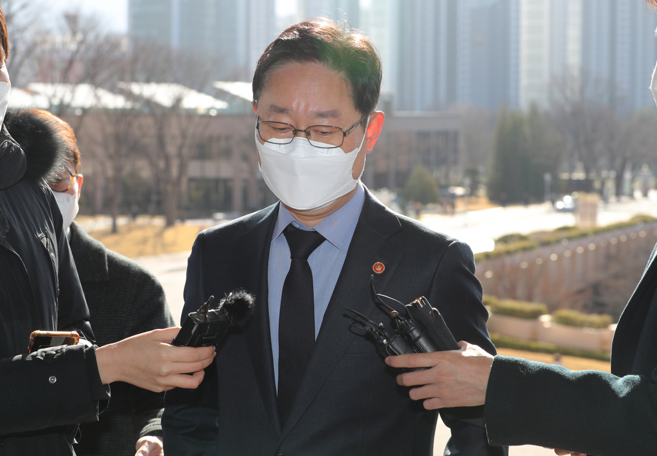 박범계 법무부 장관이 22일 오전 정부과천청사 법무부에 출근하며 취재진 질문에 답하고 있다. [연합]