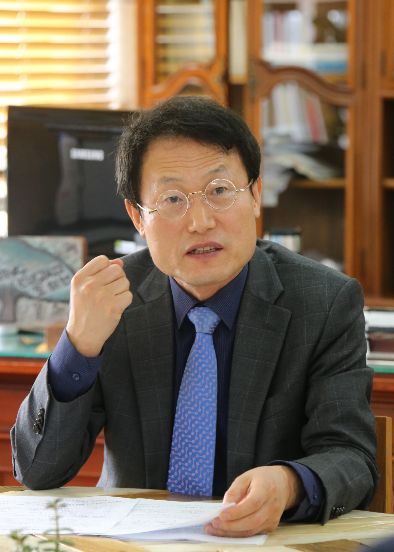 조희연 서울시교육감은 19일 헤럴드경제와의 인터뷰에서 지난해 코로나19 여파로 등교수업이 부족한 발생한 학력격차 및 사회성 문제는 등교확대로 해결해야 한다고 강조했다. 등교수업은 방역이 허락하는 한 최대로 확대해야 하며, 전 교직원의 코로나19 백신 우선접종이 필요히하다고 강조했다. 특히 그는 내년 6월 임기 만료를 앞두고 파편화돼 있는 현 시스템을 ‘통합교육복지’ 시스템으로 개편하겠다는 포부를 나타냈다. [서울시교육청]