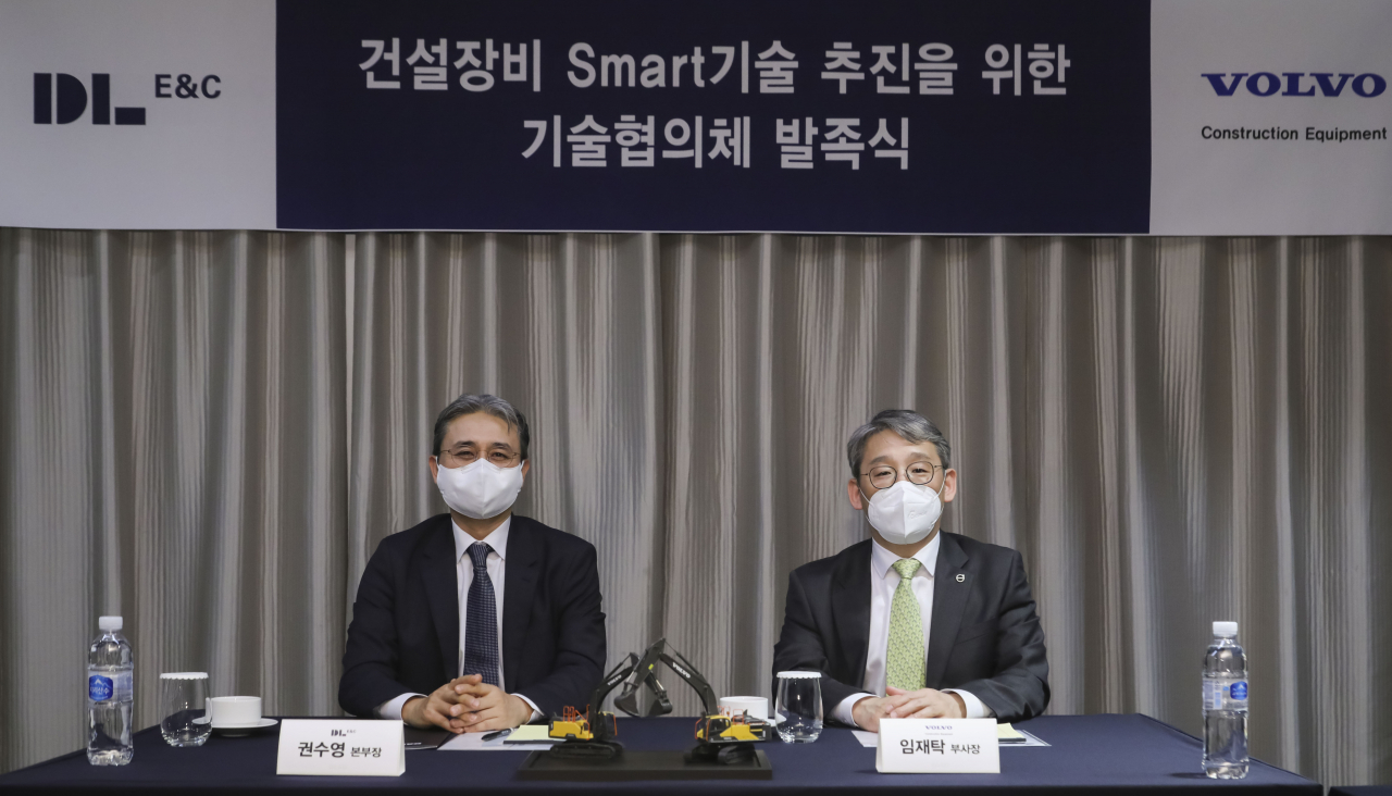 권수영 DL이앤씨 토목사업본부장(사진 왼쪽)이 임재탁 볼보건설기계 총괄 부사장과 DL이앤씨·볼보그룹코리아 기술협의체 발족식에 참여했다. [사진=DL이앤씨 제공]