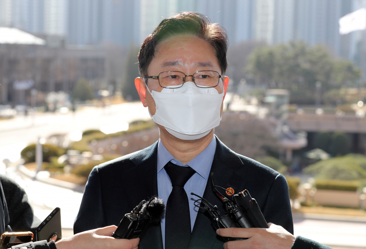 박범계 법무부 장관이 22일 오전 정부과천청사 법무부에 출근하며 취재진 질문에 답하고 있다. [연합]