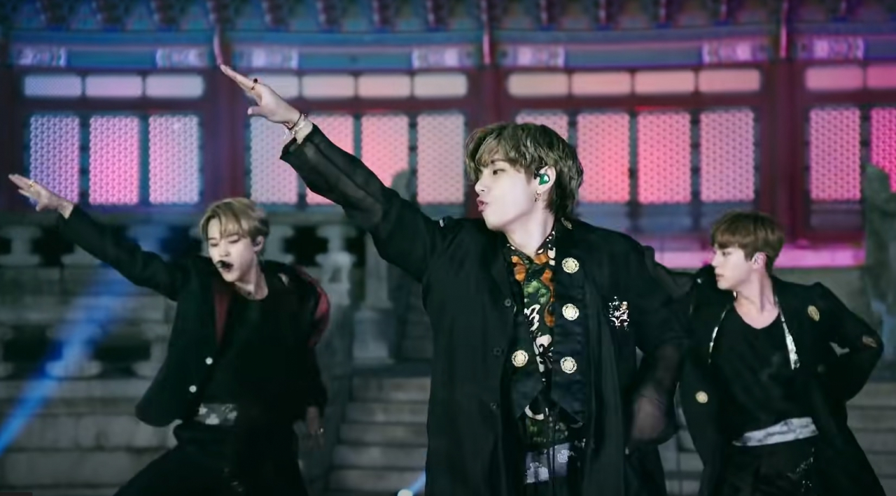 BTS의 경복궁 영상물 촬영 장면.