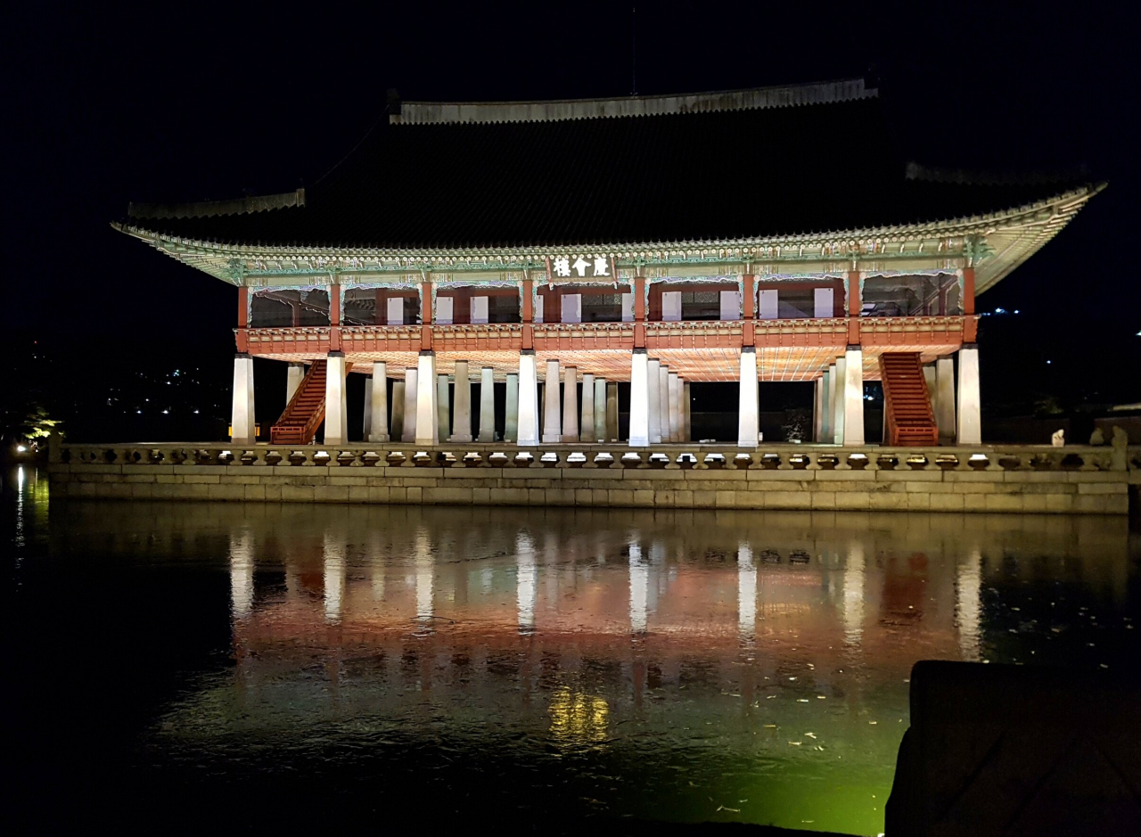 경복궁 경회루 밤 정취.