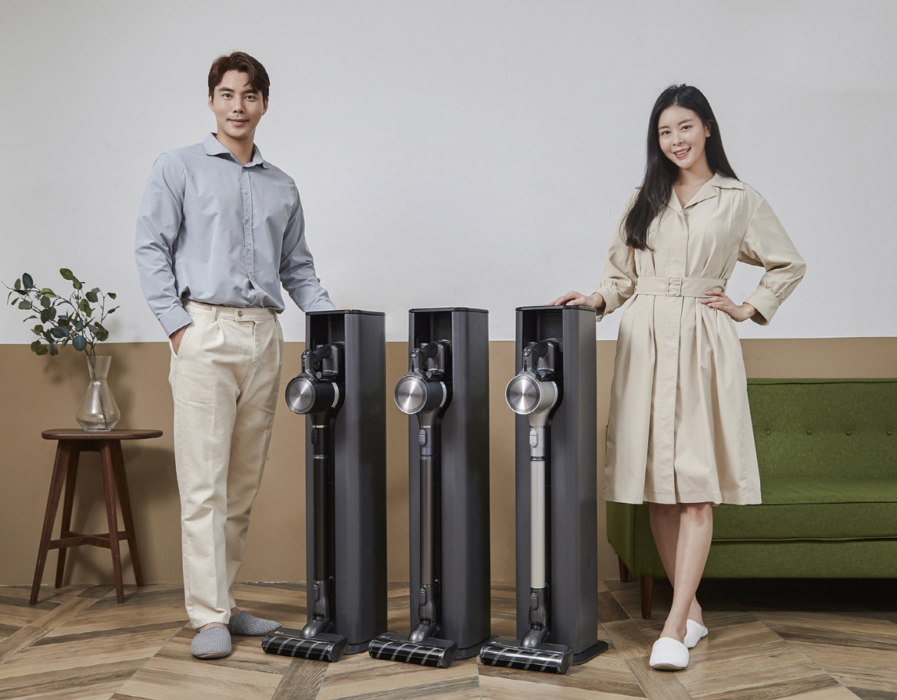 LG전자는 이달 말 신개념 거치대인 올인원타워를 갖춘 코드제로 A9S 씽큐 신제품을 출시한다. 모델들이 신제품을 소개하고 있는 모습. 왼쪽부터 블랙, 아이언그레이, 환타지실버 색상의 제품. [LG전자 제공]