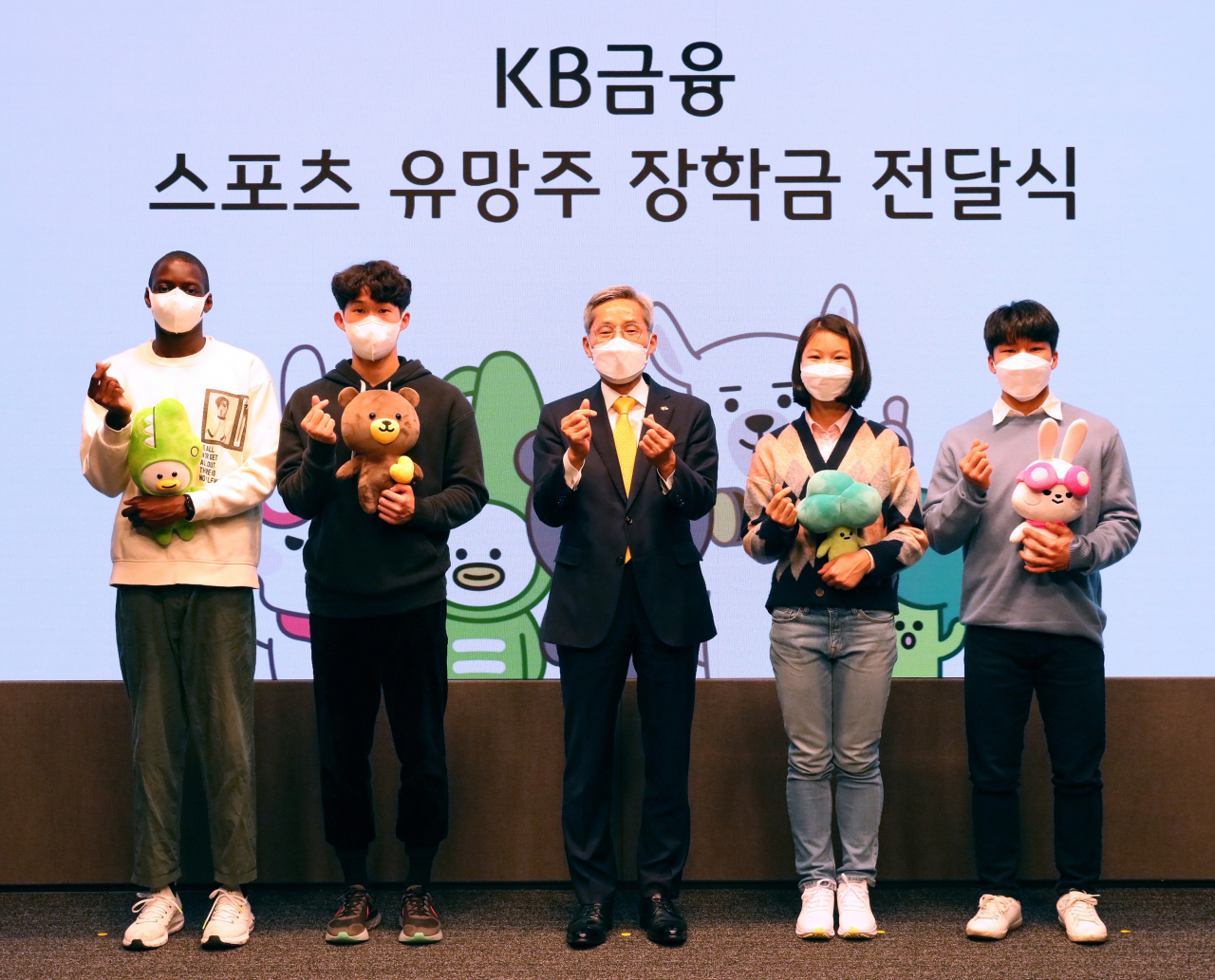 KB국민은행 여의도 신관에서 진행된 'KB금융 스포츠 유망주 장학금 전달식'에서 참석자들이 기념촬영을 하고 있다. 왼쪽부터 비웨사, 박원진, 윤종규 KB금융그룹 회장, 배윤진, 최명진.