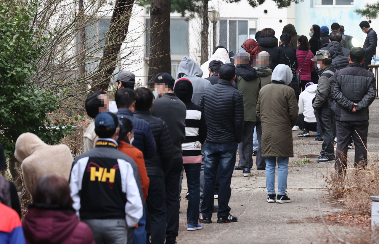 신종 코로나바이러스 감염증(코로나19) 신규 확진자가 닷새 연속 400명대를 기록한 21일 오전 서울 금천구청 앞에 마련된 외국인 임시선별검사소에서 외국인들이 검체 검사를 받기 위해 줄을 서 있다. [연합]