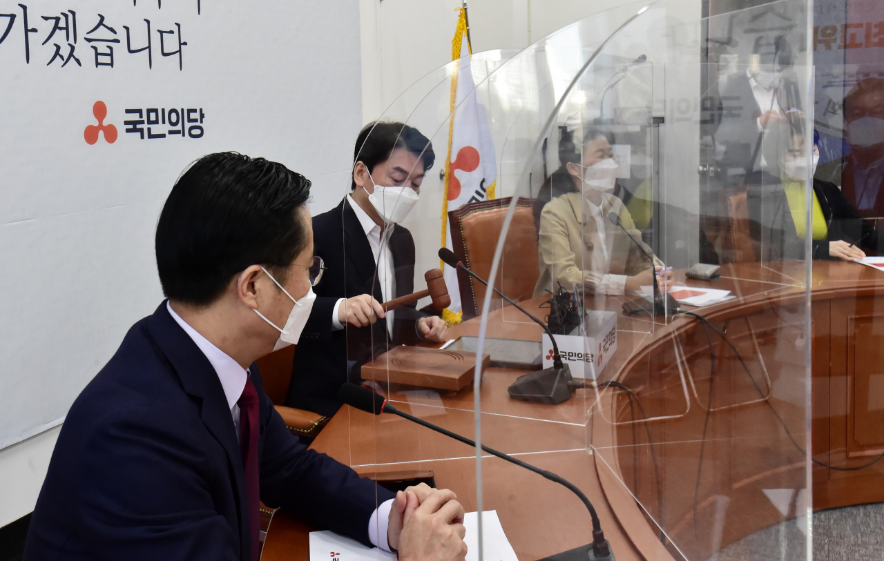 4.7 재보선 서울시장 후보로 출마한 안철수 국민의당 대표가 22일 오전 서울 여의도 국회에서 열린 최고위원회의에 참석, 개회를 알리는 의사봉을 두드리고 있다. [연합]
