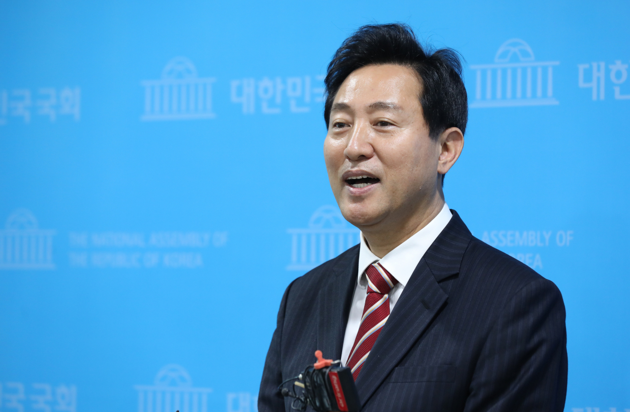 야권 후보 단일화를 위한 여론조사가 시작된 지난 22일 오전 국회 소통관에서 국민의힘 오세훈 서울시장 후보가 기자회견을 마친 뒤 취재진들의 질문에 답하고 있다. 이상섭 기자