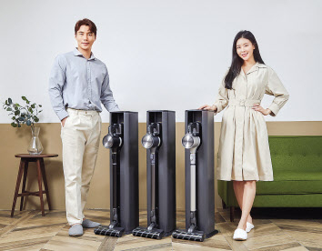 LG전자 모델들이 ‘코드제로 A9S 씽큐’신제품을 소개하고 있다. [LG전자 제공]