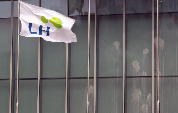 정부가 이달 말까지 한국토지주택공사(LH) 개편 방안을 내놓을 예정인 가운데 신규 택지 개발과 주택 사업 등 LH의 막강한 권한을 지방 공기업과 민간으로 이양해야 한다는 주장이 제기된다. 사진은 경남 진주시 충무공동 LH 본사 모습. [연합]