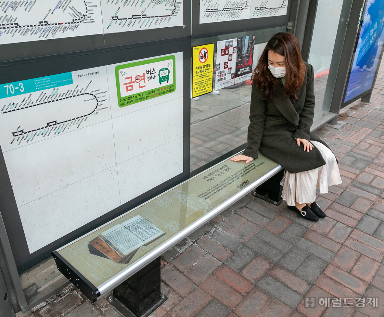 강서구 대표 인물인 겸재와 허준과 관련한 소개가 담겨 있는 ‘테마가 있는 온열의자’. [강서구 제공]