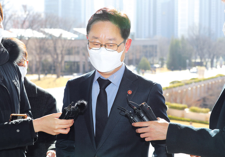 박범계 법무부 장관이 22일 오전 정부과천청사 법무부에 출근하며 취재진 질문에 답하고 있다. [연합]
