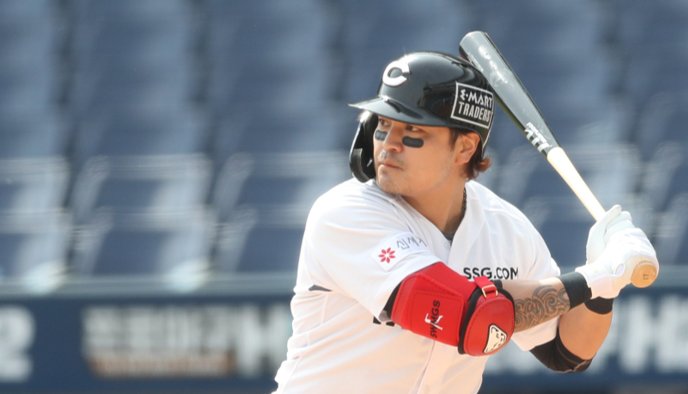 Choo Shin-soo of the SSG Landers prepares to take a swing against the NC Dinos in the top of the third inning of a Korea Baseball Organization preseason game at Changwon NC Park in Changwon, 400 kilometers southeast of Seoul, on Sunday. (Yonhap)