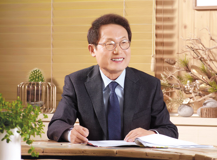 조희연 서울시교육감은 19일 헤럴드경제와의 인터뷰에서 지난해 코로나19 여파로 등교수업이 부족한 발생한 학력격차 및 사회성 문제는 등교확대로 해결해야 한다고 강조했다. 등교수업은 방역이 허락하는 한 최대로 확대해야 하며, 전 교직원의 코로나19 백신 우선접종이 필요히하다고 강조했다. 특히 그는 내년 6월 임기 만료를 앞두고 파편화돼 있는 현 시스템을 ‘통합교육복지’ 시스템으로 개편하겠다는 포부를 드러냈다. [서울시교육청]