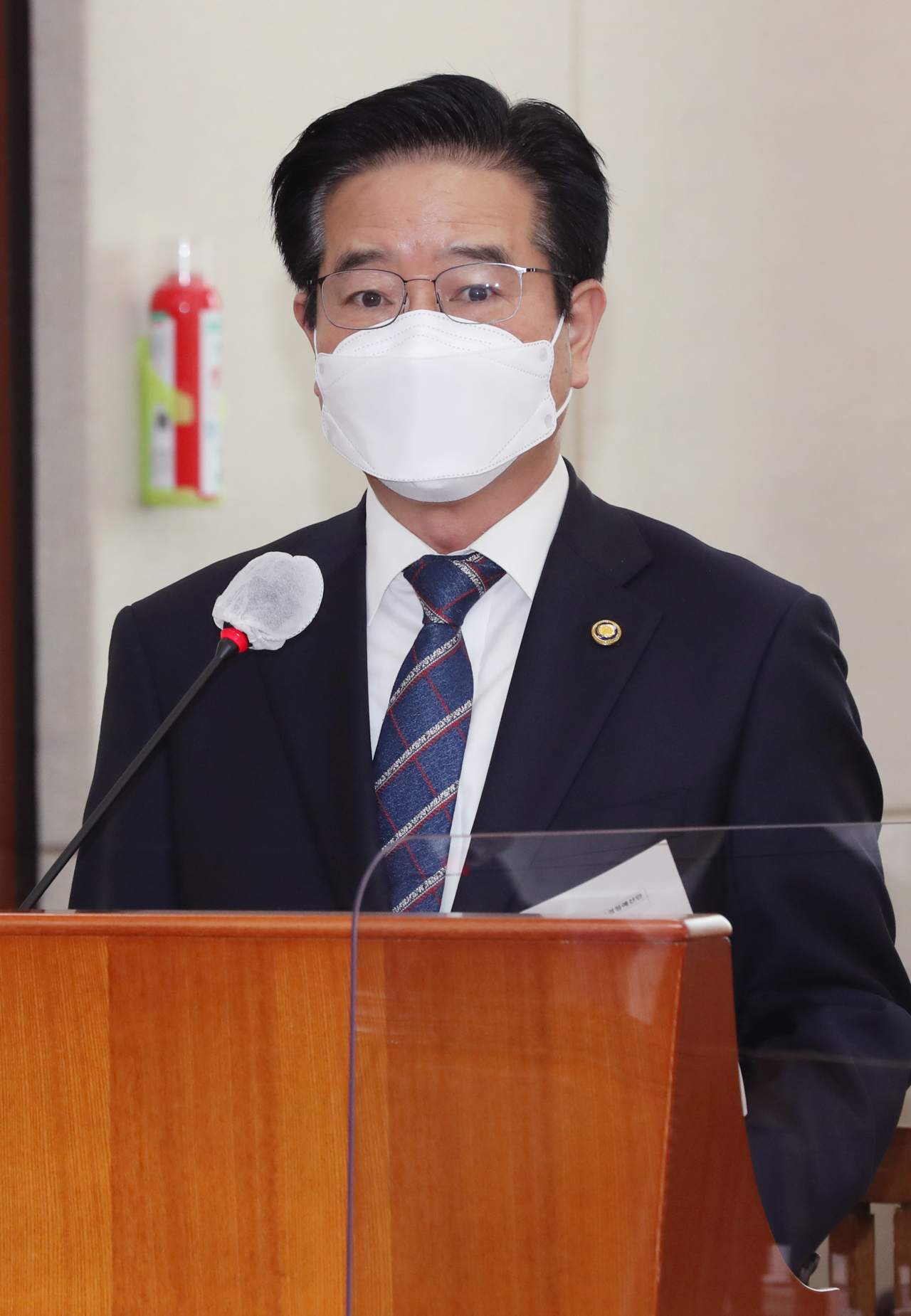 김창룡 경찰청장은 22일 한국토지주택공사(LH) 임직원 부동산 투기 의혹과 관련해 “공직자의 내부정보 부정 이용 등 지위를 이용한 부동산 투기행위는 구속 수사를 추진하는 등 단호히 대응하겠다”고 말했다. 사진은 김 청장이 지난 17일 국회에서 열린 행정안전위원회 전체회의에 출석한 모습. [연합]