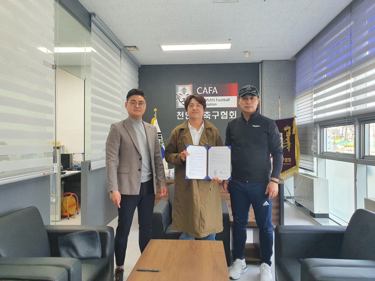 왼쪽부터 이기호 회장, 반기승 대표, 김태영 천안축구단 감독