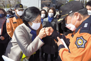 박영선 더불어민주당 후보는 22일 오전 서울 광진구 한 아파트 정문 앞에서 119대원들과 만났다. 박 후보는 ‘광진구 대전환 정책’을 발표하는 등 현장 행보를 이어갔다. [국회사진기자단]