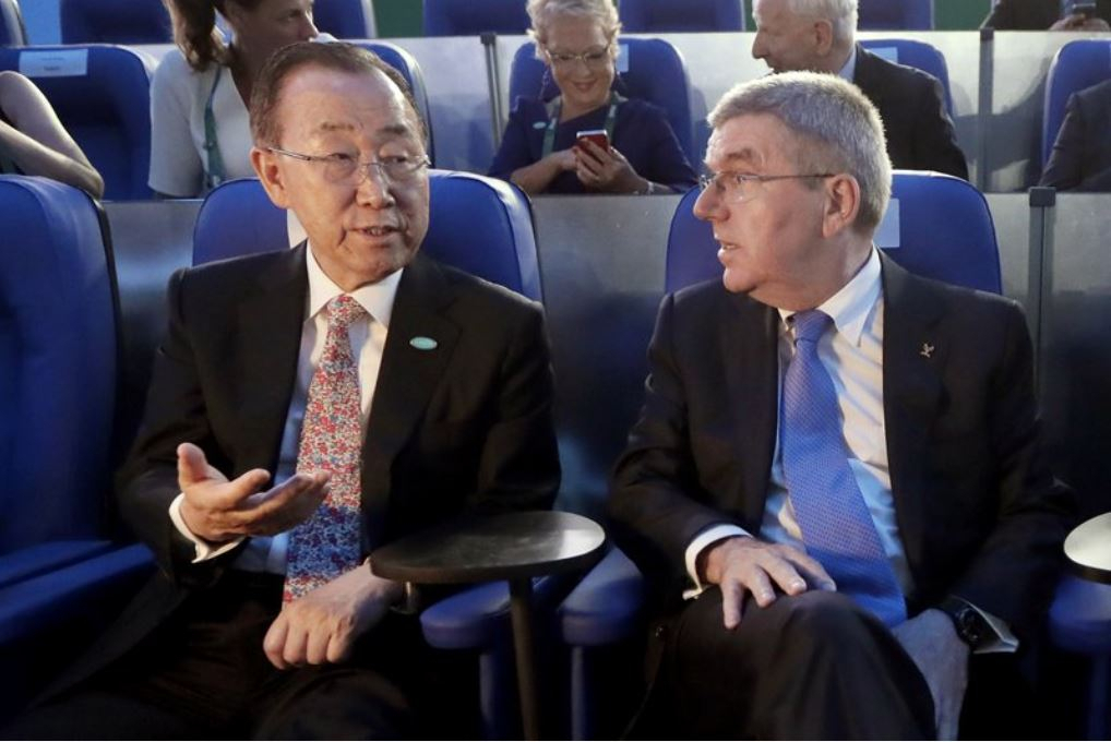 국제올림픽위원회(IOC) 윤리위원장인 반기문(왼쪽) 전 유엔 사무총장과 토마스 바흐(오른쪽) IOC 위원장. [AP]