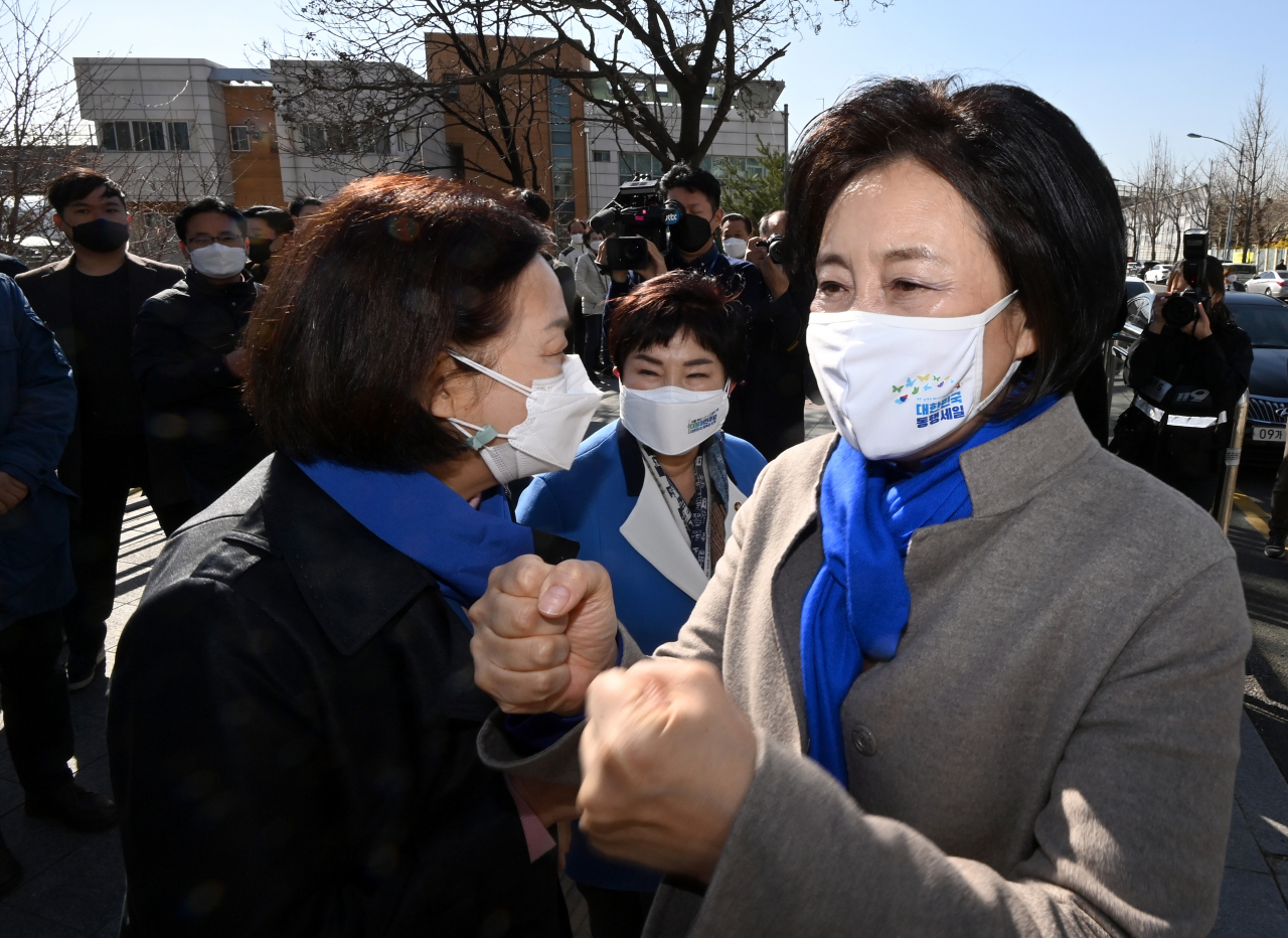 박영선 더불어민주당 서울시장 후보가 22일 오전 서울 광진구 자양한양아파트 정문 앞에서 지지자들과 주먹인사를 나누고 있다. [국회사진기자단]