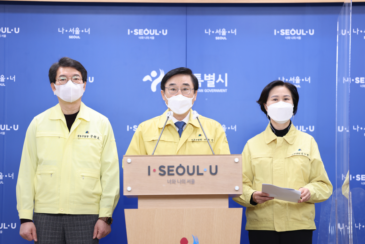 22일 오전 서울 중구 서울시청 브리핑룸에서 열린 '시-자치구 협력 위기극복 재난지원금 설명회'에서 구청장협의회장인 이동진 도봉구청장(가운데)과 정원오 성동구청장(왼쪽), 김수영 양천구청장이 지원금 지급 계획을 발표하고 있다. [도봉구 제공]