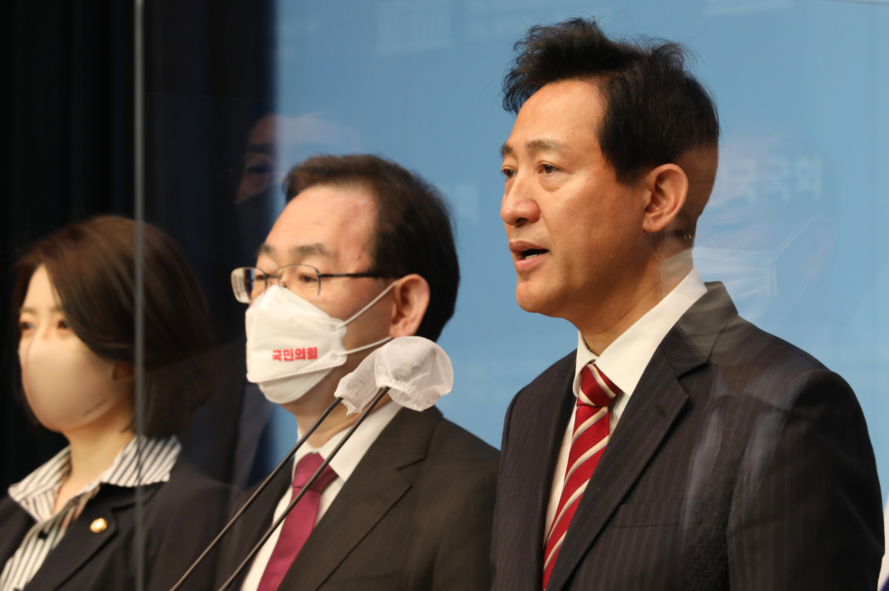 야권 후보 단일화를 위한 여론조사가 시작된 22일 오전 국회 소통관에서 오세훈 국민의힘 서울시장 후보와 주호영 원내대표, 의원들이 기자회견을 열고 지지를 호소하고 있다. [헤럴드경제=이상섭 기자]