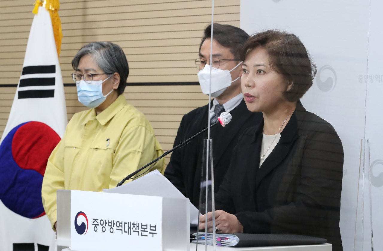 최은화 예방접종전문위원회 위원장(오른쪽)이 22일 오후 충북 청주시 질병관리청에서 열린 신종 코로나바이러스 감염증(코로나19) 국내발생 및 예방접종 현황 등의 정례브리핑에서 아스트라제네카 코로나19 백신 접종 후 발견된 혈액응고 장애 사례들과 관련해 설명하고 있다. 왼쪽은 정은경 질병관리청장(중앙방역대책본부장). 연합뉴스