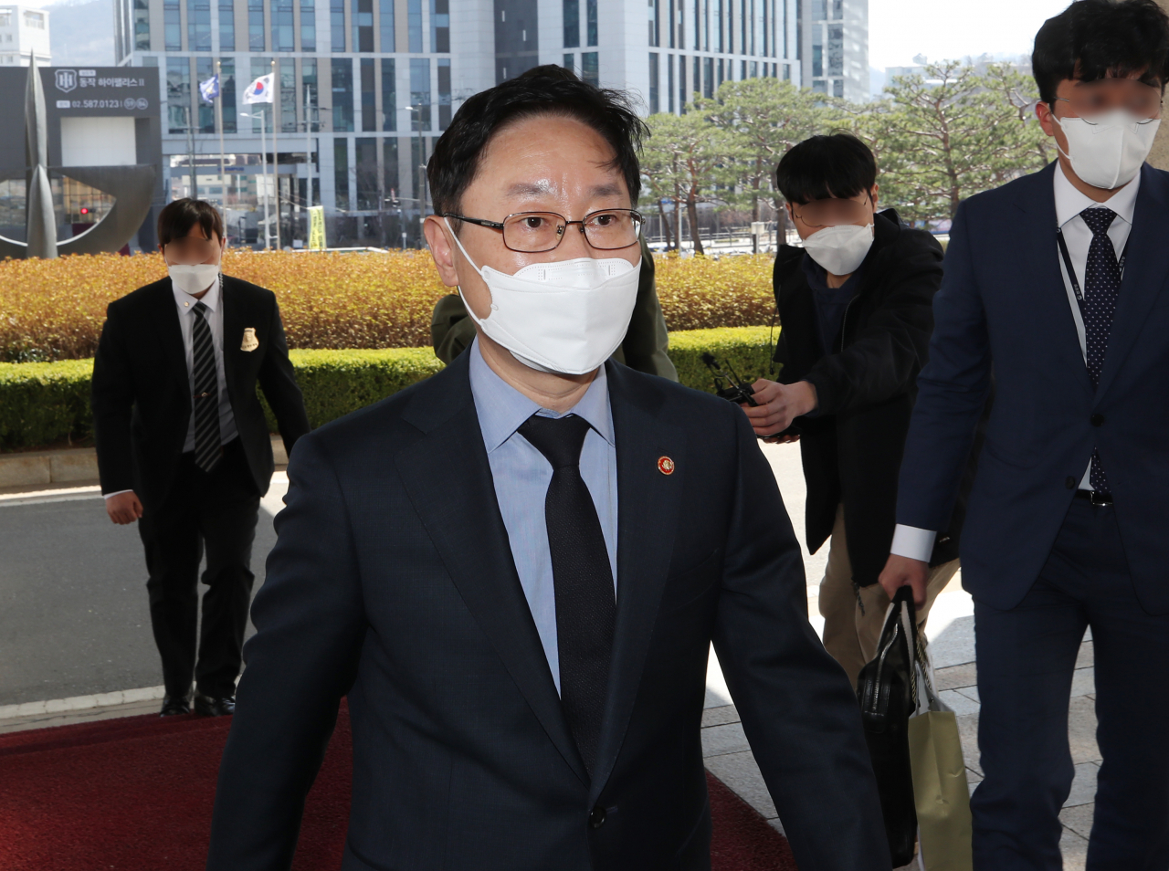 박범계 법무부 장관이 대법관후보추천위원회 참석을 위해 22일 오후 서울 서초구 대법원으로 들어가고 있다. [연합]