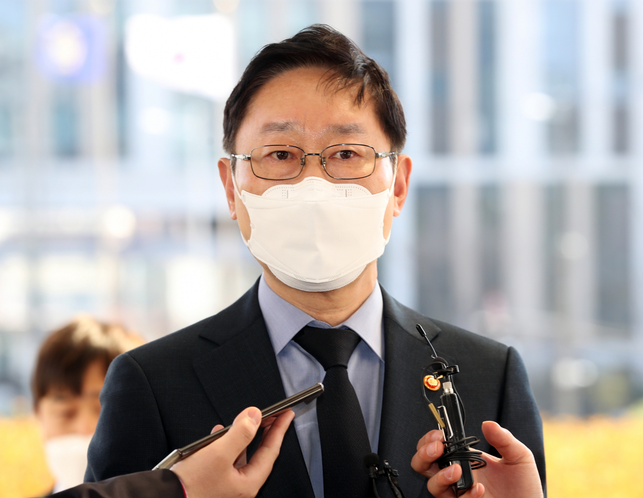 박범계 법무부 장관이 대법관후보추천위원회 참석을 위해 22일 오후 서울 서초구 대법원으로 들어가며 취재진 질문에 답하고 있다. [연합]