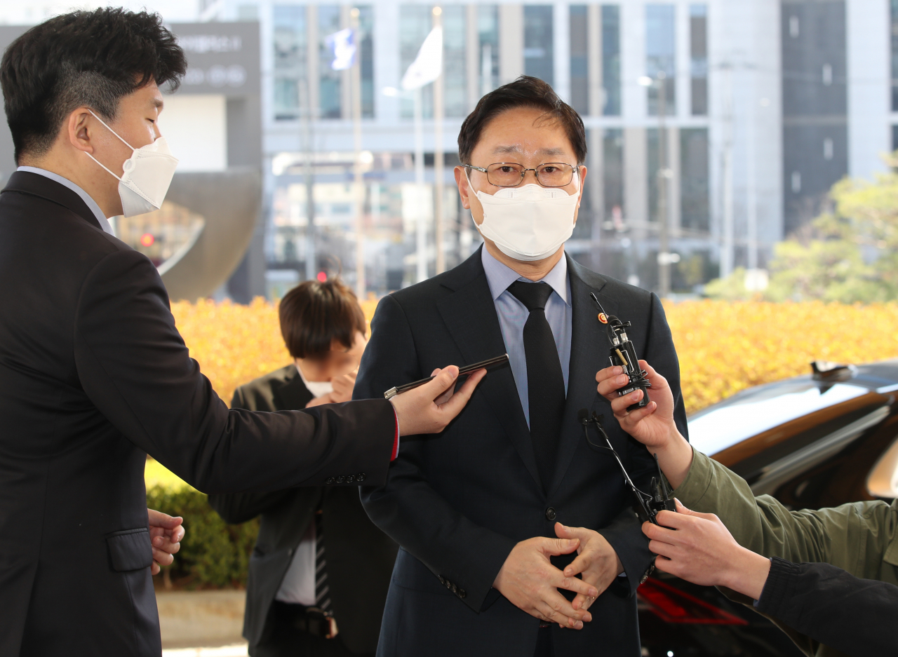 박범계 법무부 장관이 대법관후보추천위원회 참석을 위해 22일 오후 서울 서초구 대법원으로 들어가며 취재진 질문에 답하고 있다. [연합]