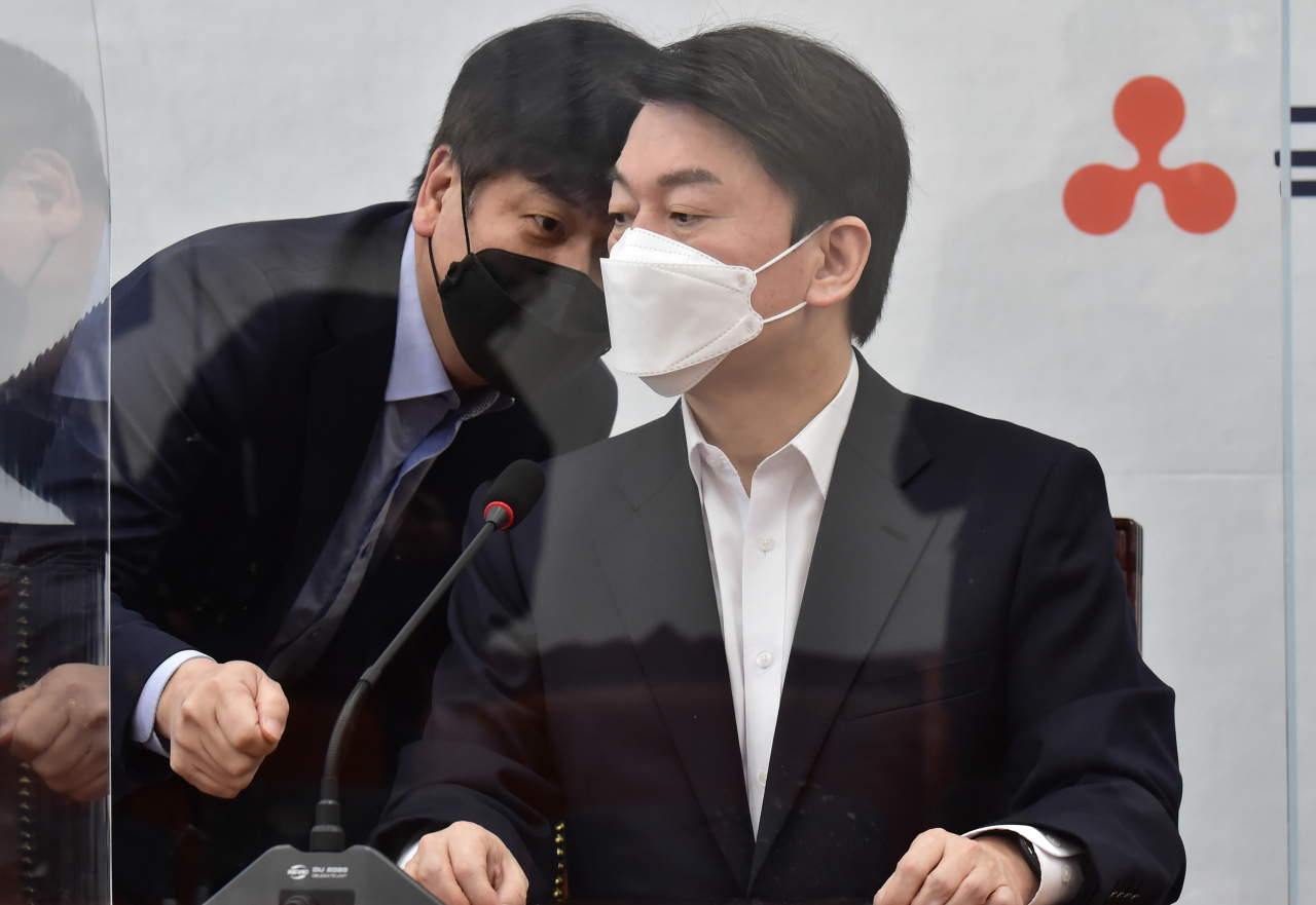 4.7 재보선 서울시장 후보로 출마한 국민의당 안철수 대표가 22일 오전 서울 여의도 국회에서 열린 최고위원회의에서 당 관계자와 귀엣말을 나누고 있다. [연합]