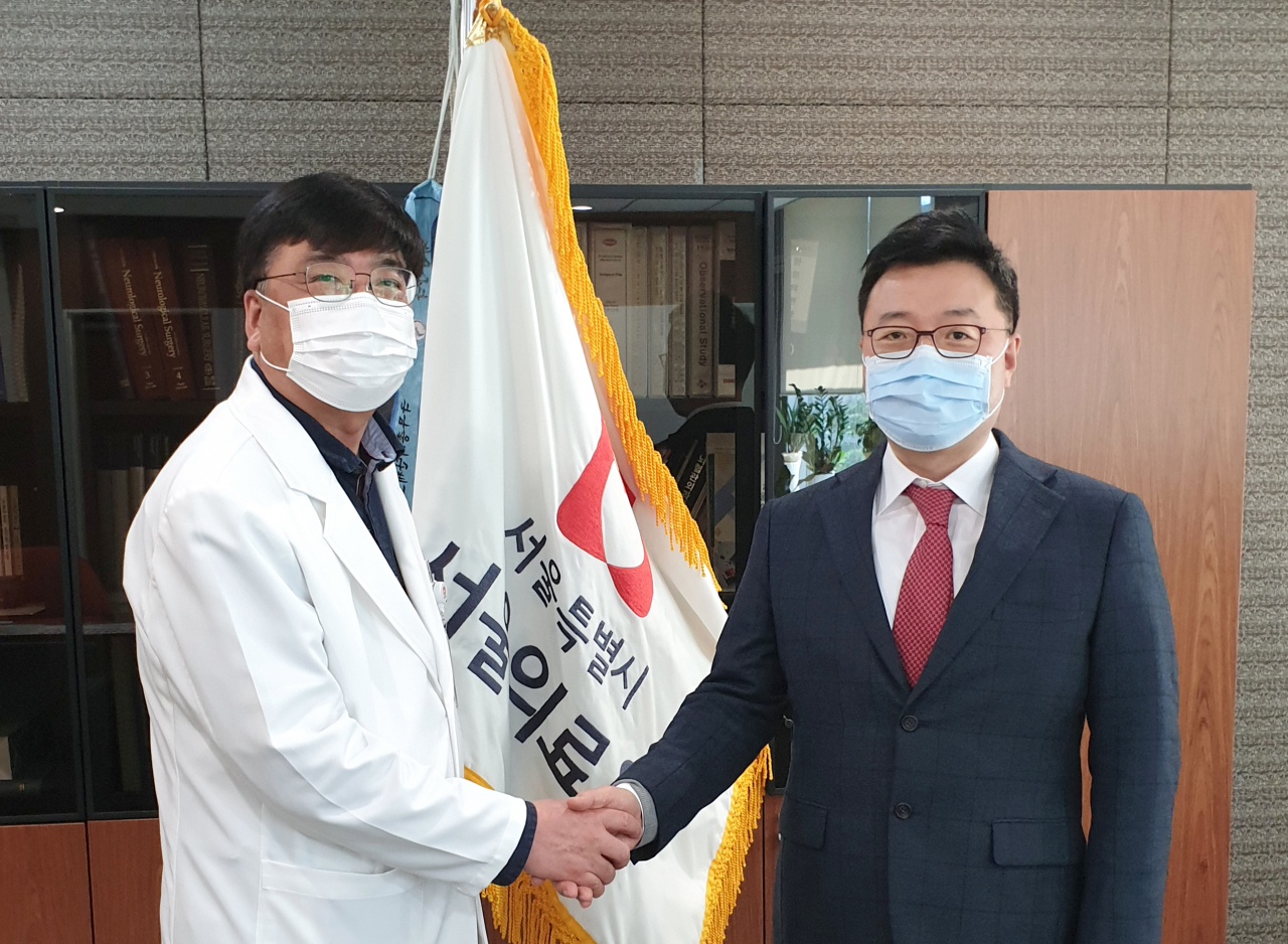 서울시병원회 고도일(왼쪽) 회장이 서울의료원을 방문해 임직원들을 격려했다. [서울시병원회 제공]