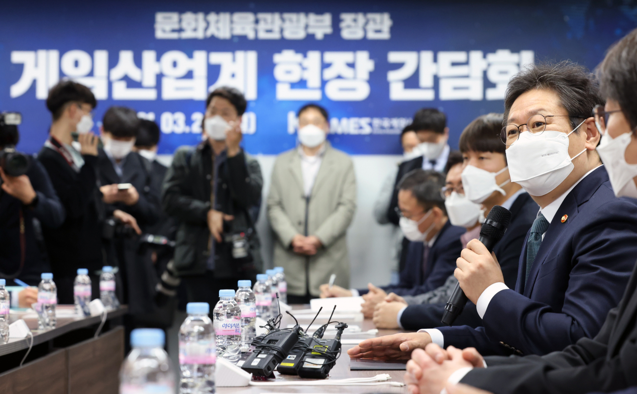 황희(맨 오른쪽) 문화체육관광부 장관이 22일 서울 강남구 한국게임산업협회 회의실에서 강신철 한국게임산업협회장을 비롯한 게임업계 대표들과 간담회를 갖고 게임테마파크 건립 관련 현장 의견을 청취하고 주요현안에 대해 의견을 나누고 있다. [문체부 제공]