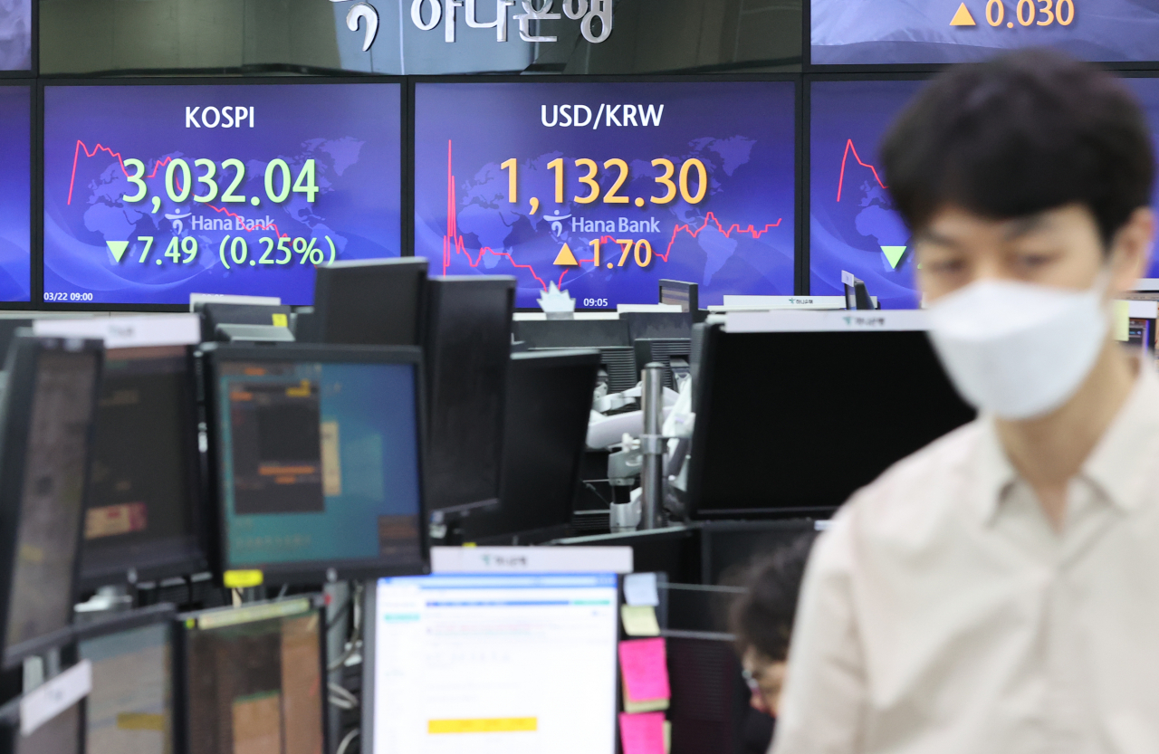 22일 오전 서울 중구 하나은행 딜링룸에서 한 딜러가 자리로 향하고 있다. [연합]