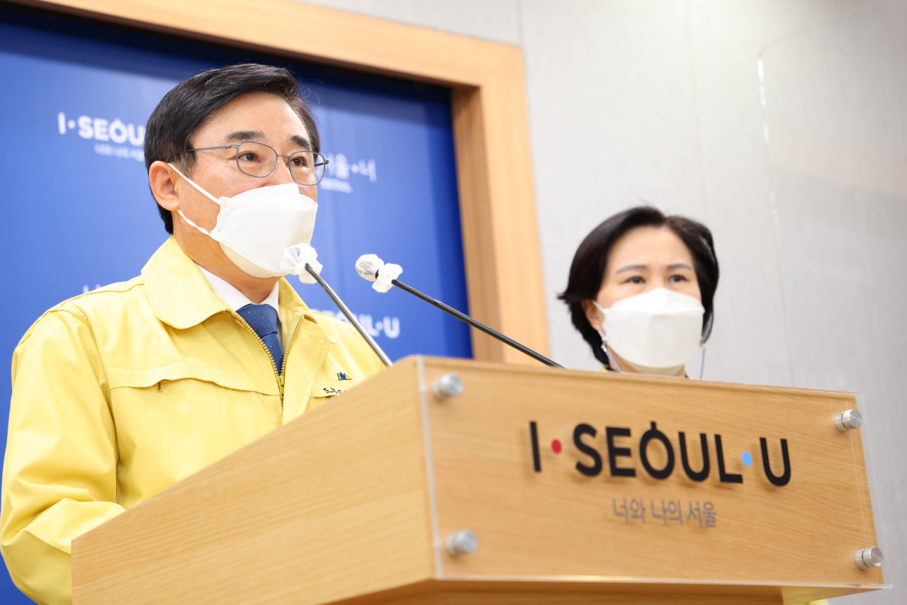22일 오전 서울 중구 서울시청 브리핑룸에서 열린 '시-자치구 협력 위기극복 재난지원금 설명회'에서 구청장협의회장인 이동진 도봉구청장(왼쪽)과 김수영 양천구청장이 지원금 지급 계획을 발표하고 있다. [제공=연합뉴스]