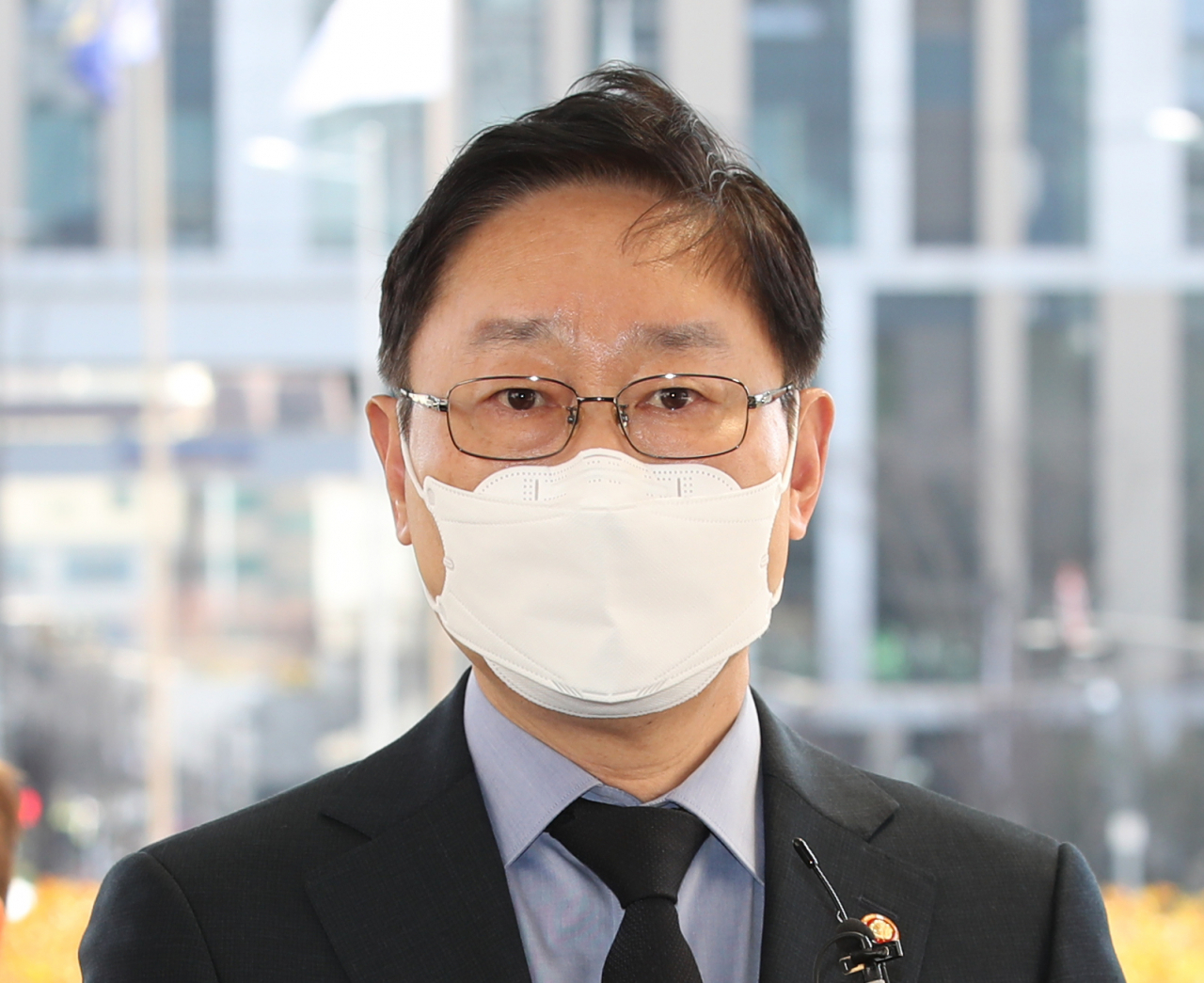 박범계 법무부 장관이 대법관후보추천위원회 참석을 위해 22일 오후 서울 서초구 대법원으로 들어가며 취재진 질문에 답하고 있다. [제공=연합뉴스]