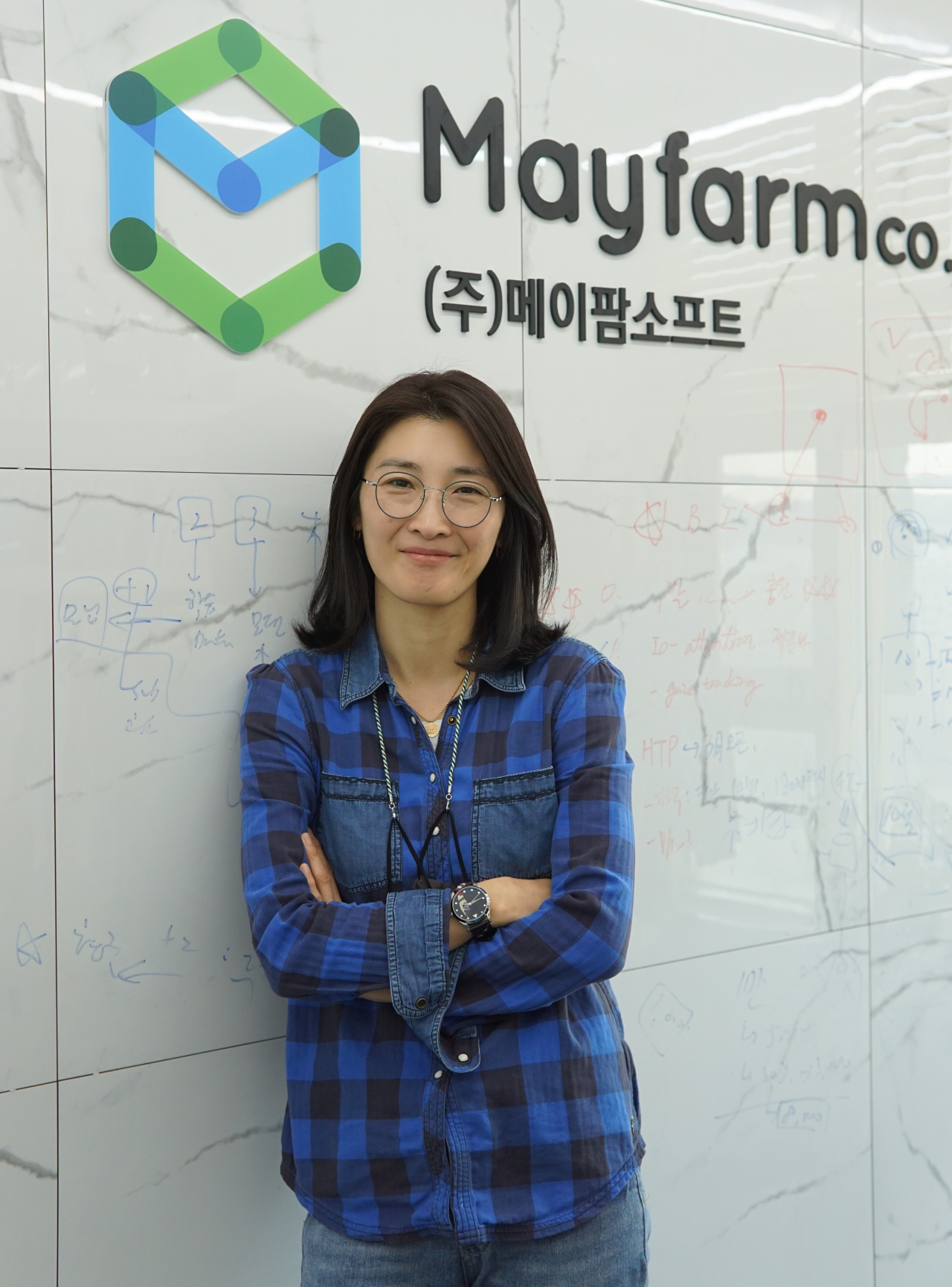 서울 송파구에 있는 메이팜소프트 사옥에서 민윤정 대표가 포즈를 취했다. 민 대표는 대리석 타일 벽을 회의 중 자유롭게 메모하는 메모판처럼 활용하기도 했다.[도현정 기자]