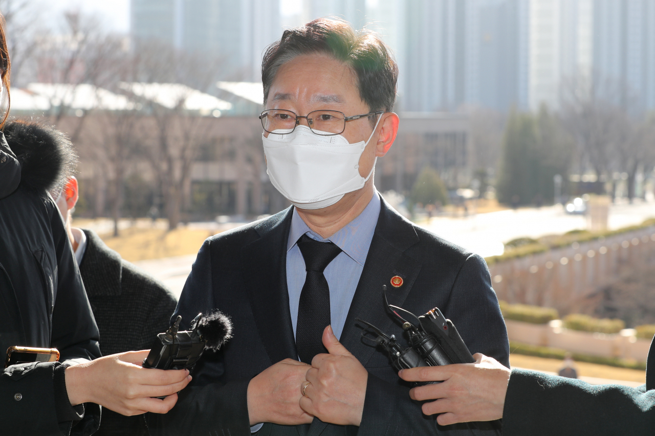 박범계 법무부 장관이 지난 22일 오전 정부과천청사 법무부에 출근하며 취재진 질문에 답하고 있다. [연합]