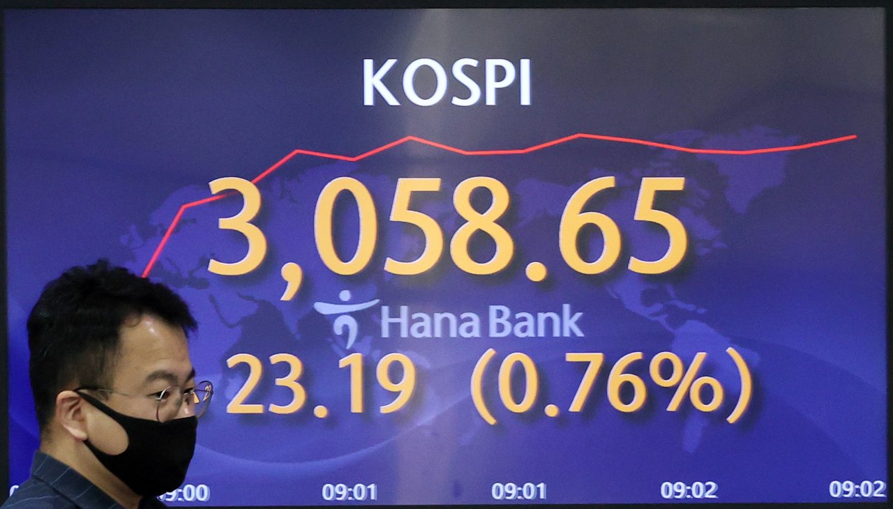23일 오전 서울 중구 하나은행 본점 딜링룸에서 한 직원이 전광판 앞을 지나고 있다. 이날 코스피는 2.79포인트(0.09%) 오른 3,038.25에 출발했고, 코스닥은 0.72포인트(0.08%) 오른 956.10에 개장했다. 연합뉴스