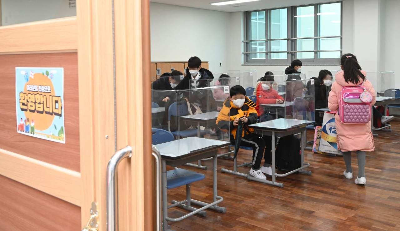 2021학년도 초·중·고교 신학기 첫 등교가 시작된 지난 2일 오전 서울 강동구 강빛초중이음학교의 한 교실에서 초등학생들이 자리에 앉아 대기하고 있다. [연합]
