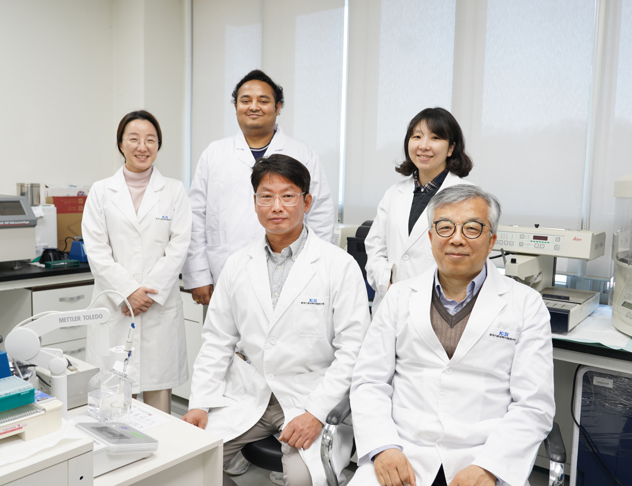 위 왼쪽부터 시계방향으로 박혜선 선임연구원, 사누 카란 학생연구원, 조미영 연구원, 홍관수 박사, 이현승 선임기술원.[KBSI 제공]