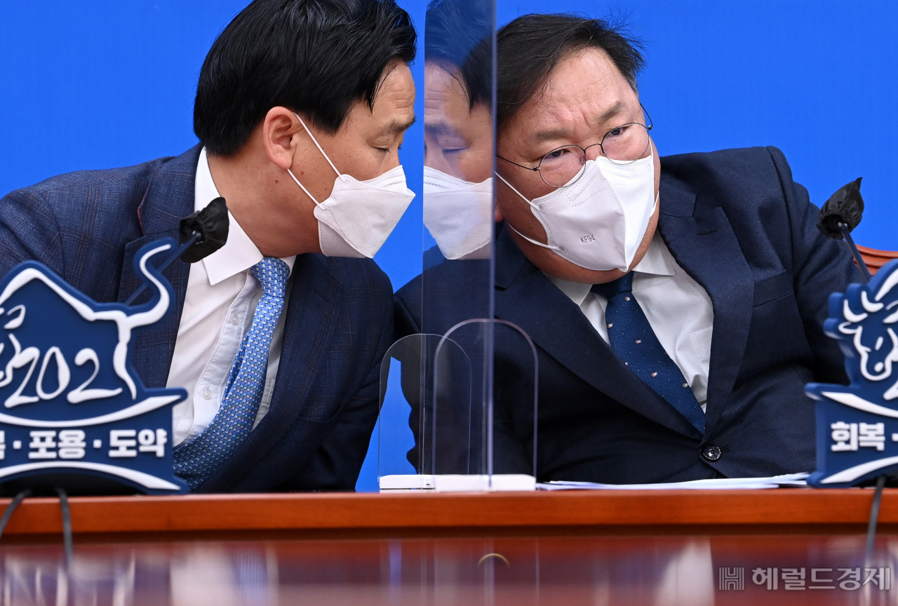 김태년 더불어민주당 대표 직무대행은 23일 오전 국회에서 열린 원내대책회의에서 모두 발언 후 김영진 원내수석부대표로부터 서울시장 야권 단일화 소식을 전해 듣고 있다. 이상섭 기자