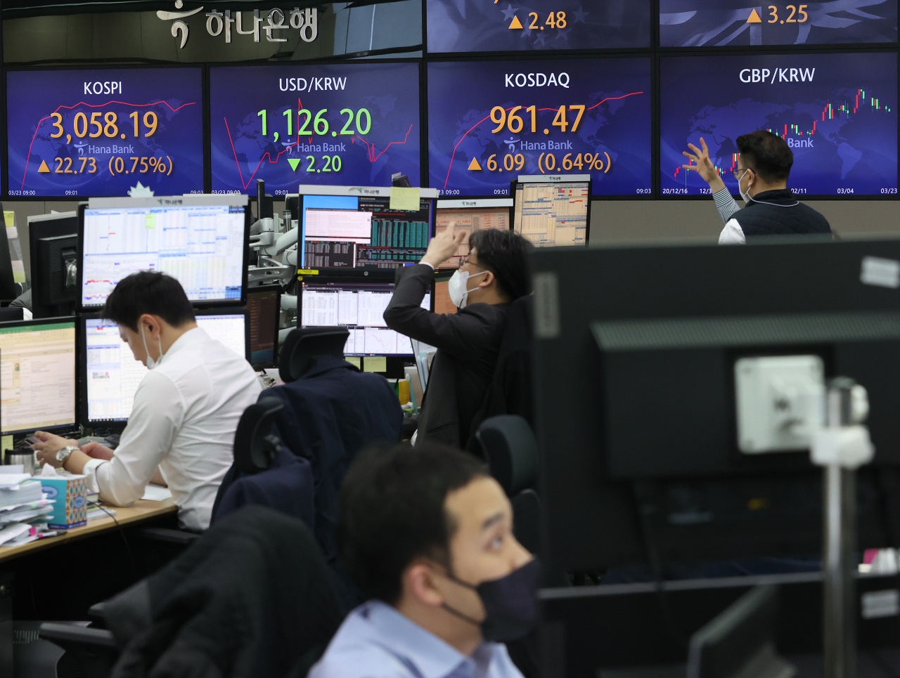 23일 오전 서울 중구 하나은행 본점 딜링룸 전광판에 코스피와 환율이 표시되고 있다. 연합뉴스
