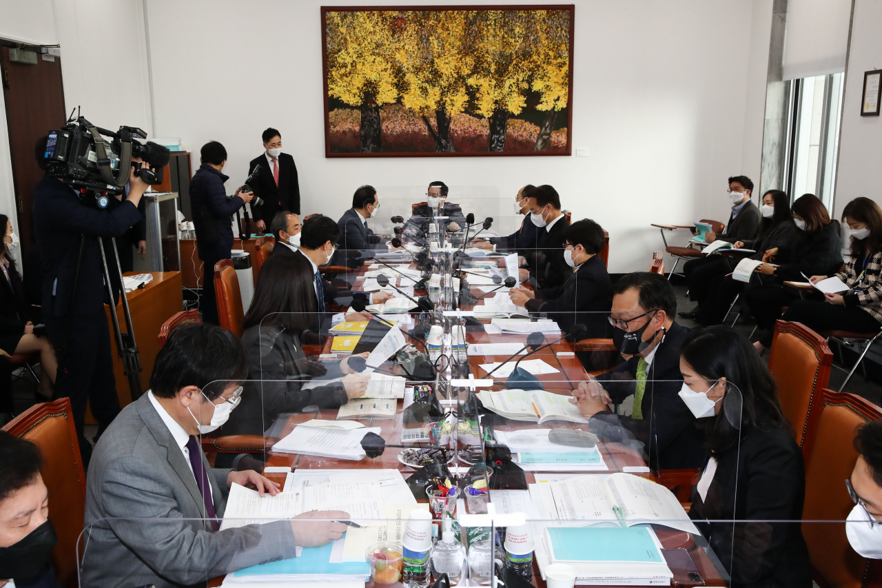 23일 국회 예산결산위원회 2021년도 제1회 추경예산안등조정소위원회가 열리고 있다. [연합]