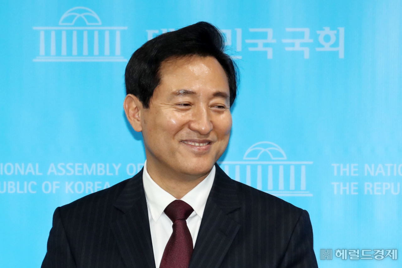 서울시장 보궐선거 범야권 단일 후보로 선출된 오세훈 국민의힘 후보가 23일 서울 여의도 국회 소통관에서 기자회견을 마친 뒤 취재진의 질문에 답변하고 있다. 이상섭 기자/