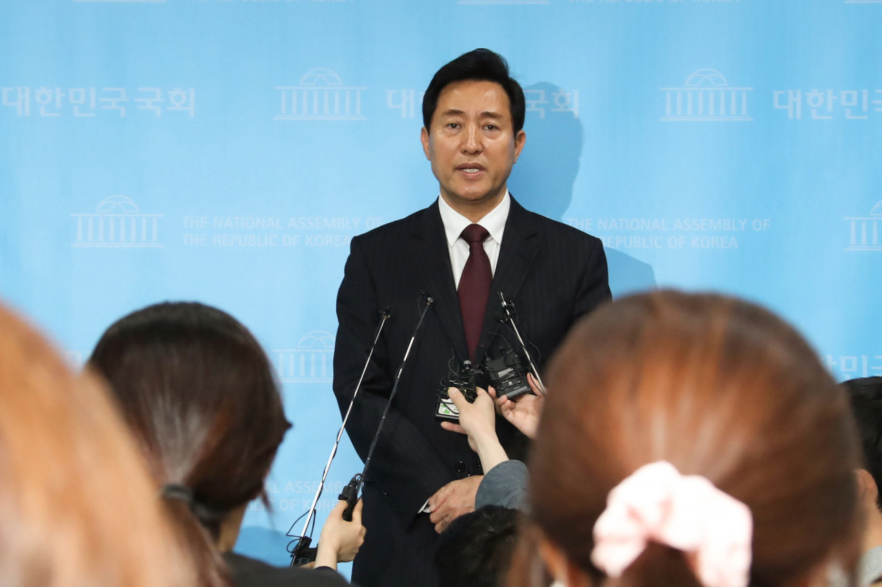 야권의 서울시장 보궐선거 단일후보로 선출된 오세훈 국민의힘 서울시장 후보가 23일 국회 소통관에서 취재진의 질문에 답하며 소감을 밝히고 있다. [연합]